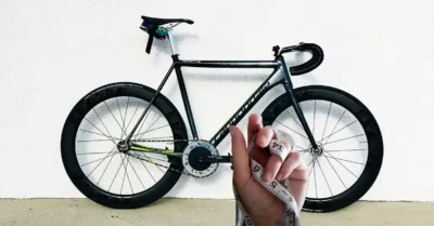 Comment Mesurer La Taille D'un Vélo 2 Mesurer La Taille D'un Vélo - HERO img. Main avec metre ruban et vélo